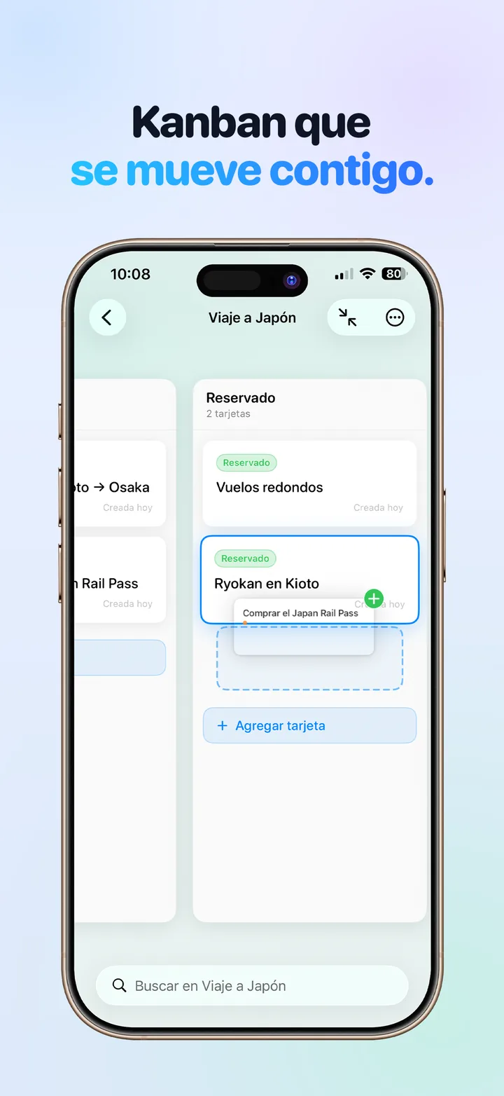 Kanban que se mueve contigo: arrastrando una tarjeta entre las columnas Planeación y Reservado de un tablero de viaje.